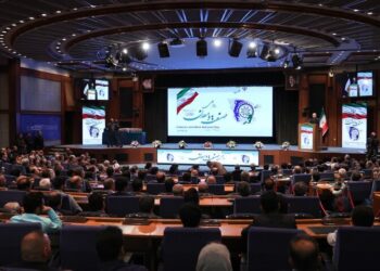 Pezeshkian Vows Diplomatic Resistance, Warns Against Undermining National Unity