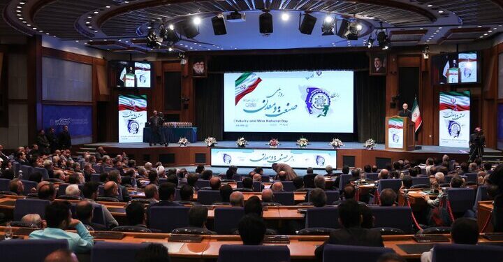 Pezeshkian Vows Diplomatic Resistance, Warns Against Undermining National Unity